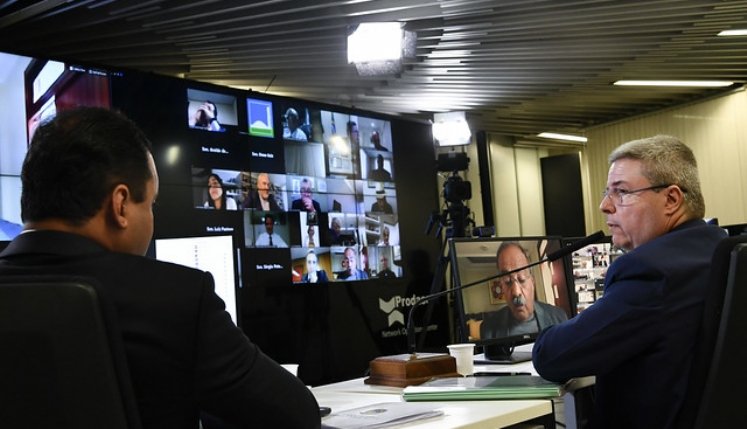 Senado vota hoje auxílio de R$ 600 para autônomos e informais