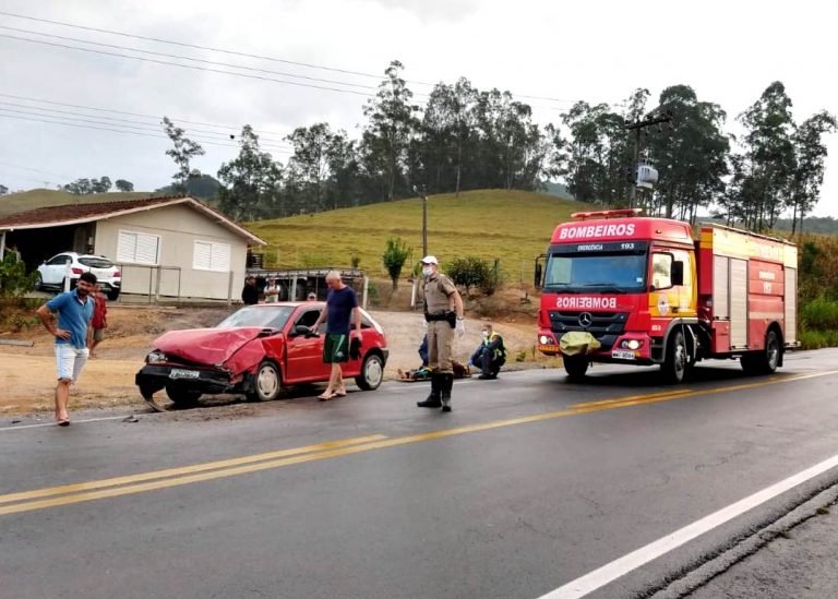 Em Armazém, duas mulheres ficam feridas em colisão entre carro e caminhão