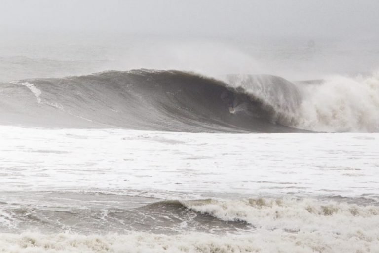 Alerta é de vento forte e mar muito agitado no Litoral de SC com risco de ressaca