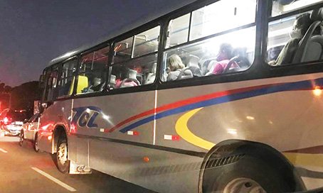 Apesar do decreto, ônibus de linha é flagrado transportando passageiros entre Capivari e Tubarão Apesar do decreto, ônibus de linha é flagrado transportando passageiros entre Capivari e Tubarão