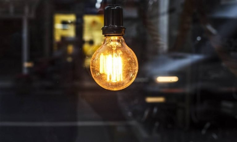 Baixa renda está livre de pagar a conta de energia até junho