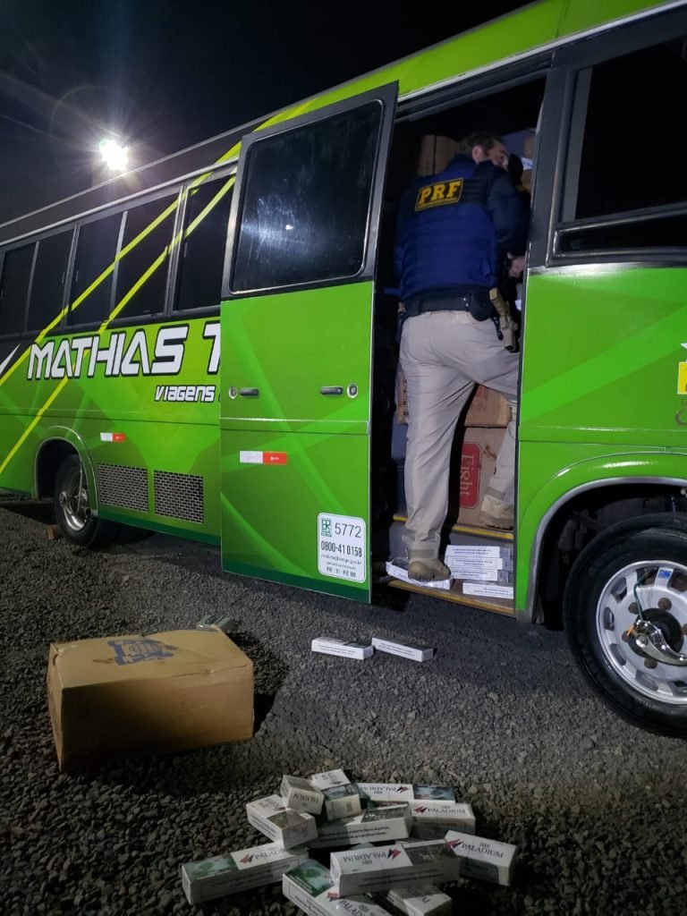 PRF apreende 250 mil maços de cigarros contrabandeados em SC