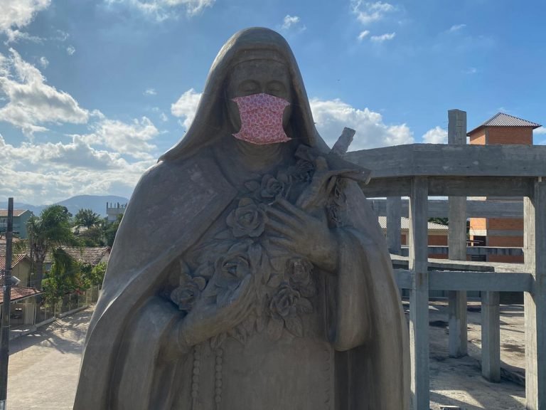 Tubarão: ‘Colocar a máscara em Santa Teresinha é um apelo para que usem máscaras e sigam as recomendações’, alerta padre Édison Müller