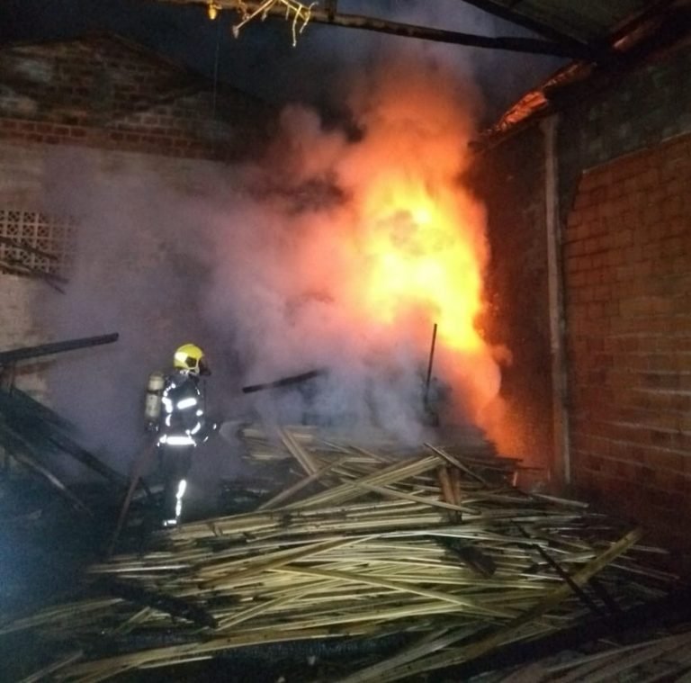 Incêndio destrói parte de fábrica de móveis e estofados em Tubarão
