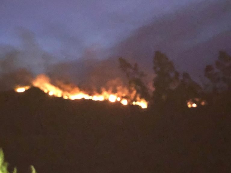 (VÍDEO) Em Gravatal: fogo atinge Pedra do Índio