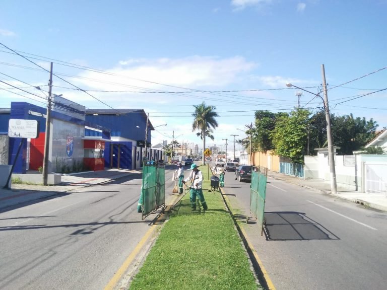 Em Tubarão: praças e avenidas recebem limpeza