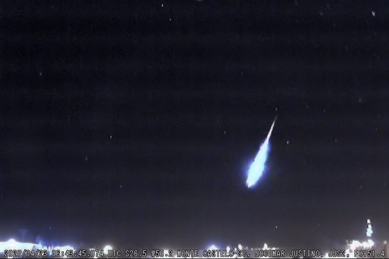 Meteoro de elevada magnitude explode no céu da Serra Gaúcha Meteoro de elevada magnitude explode no céu da Serra Gaúcha