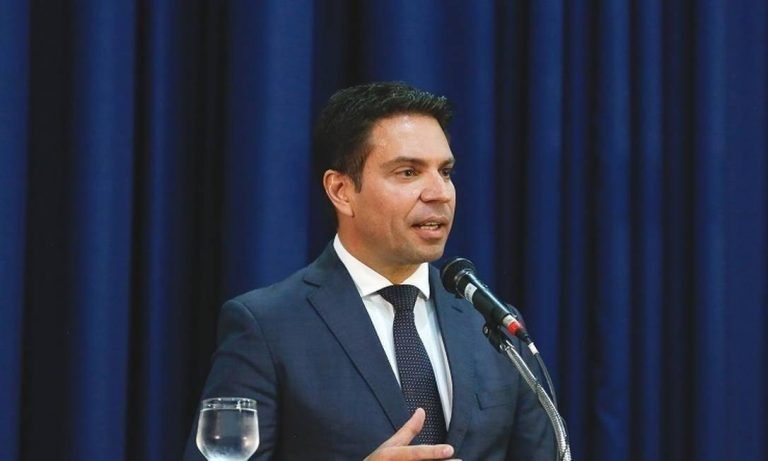 Ministro do STF suspende nomeação de Ramagem para a Polícia Federal