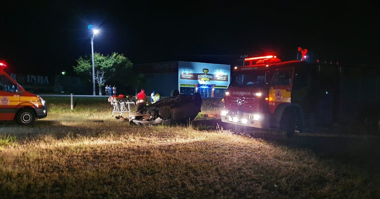Motorista fica ferido após capotar carro na entrada de Laguna