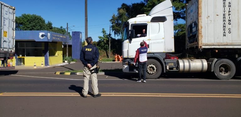 Coronavírus: PRF e Guardiões das Estradas distribuem alimentação para caminhoneiros