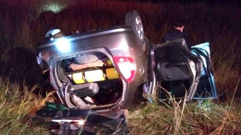 3 pessoas ficam feridas após capotamento na BR-101 3 pessoas ficam feridas após capotamento na BR-101