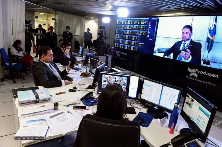 Aprovado congelamento de salários do setor público