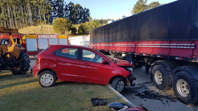 Braço do Norte: Idoso de 78 anos fica ferido em acidente entre carro e caminhão