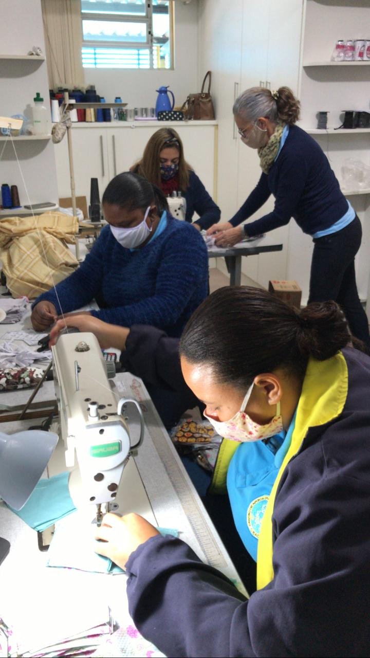 CEACA faz máscaras para distribuir à população em troca de alimento para marmitas solidárias CEACA faz máscaras para distribuir à população em troca de alimento para marmitas solidárias