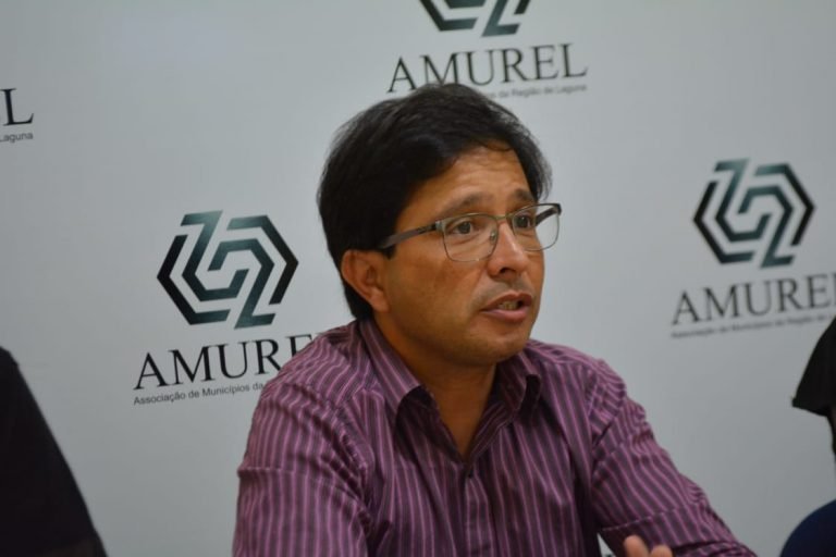 Convite para festa: Prefeito de Imbituba alerta que é golpe