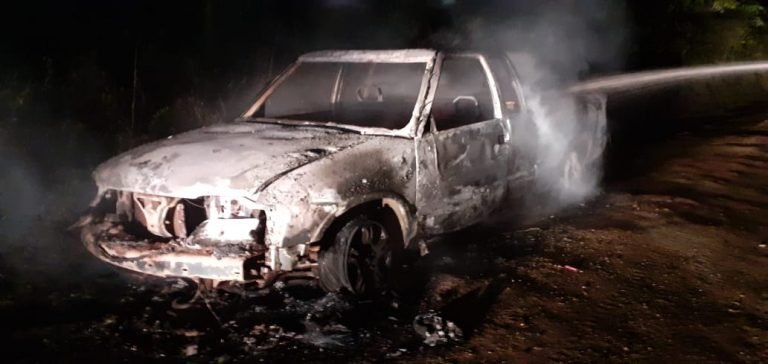 Dois veículos são atingidos por incêndio