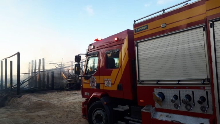 Galpão é destruído por incêndio, na SC 370 em Gravatal