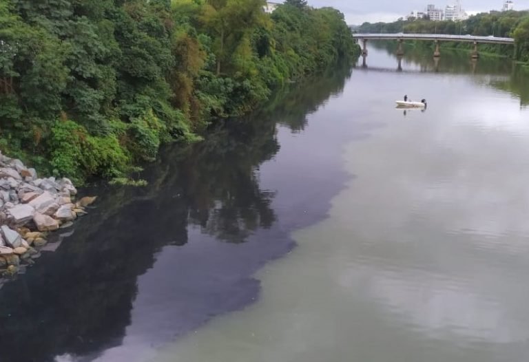 Mancha escura no rio, em Tubarão, desperta a atenção da população