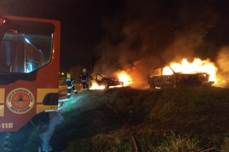 Mulher coloca fogo em veículo após briga com ex-companheiro