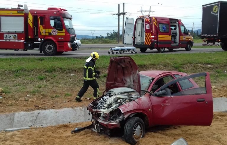 Mulher é levada para hospital após capotamento na BR-101, em Tubarão