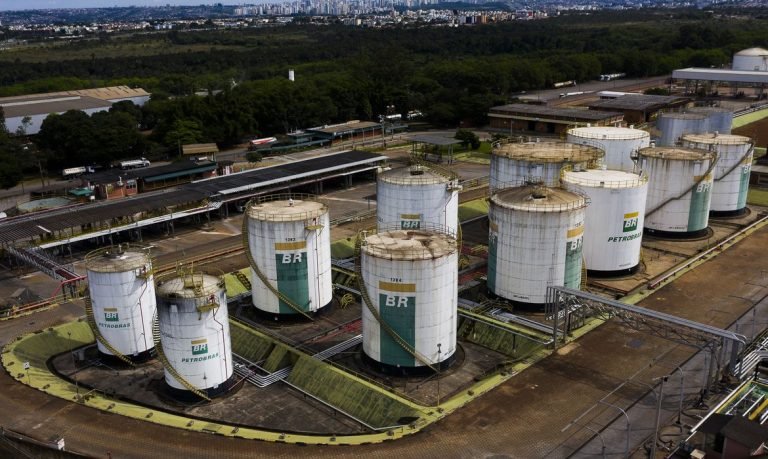 Preço da gasolina da Petrobras para distribuidoras sobe 12%