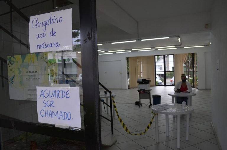 Posto de atendimento no museu ajuda moradores que buscam o auxílio emergencial na CEF