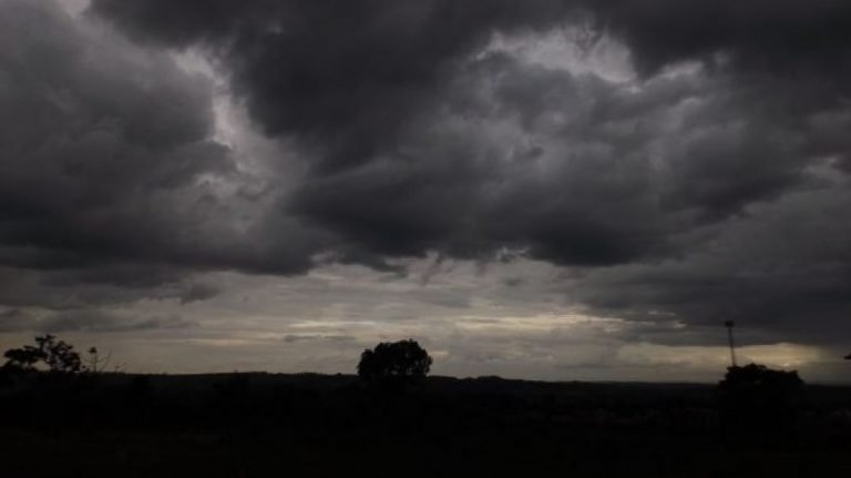 Atenção: Previsão aponta temporais com rajadas de vento, raios e granizo em SC