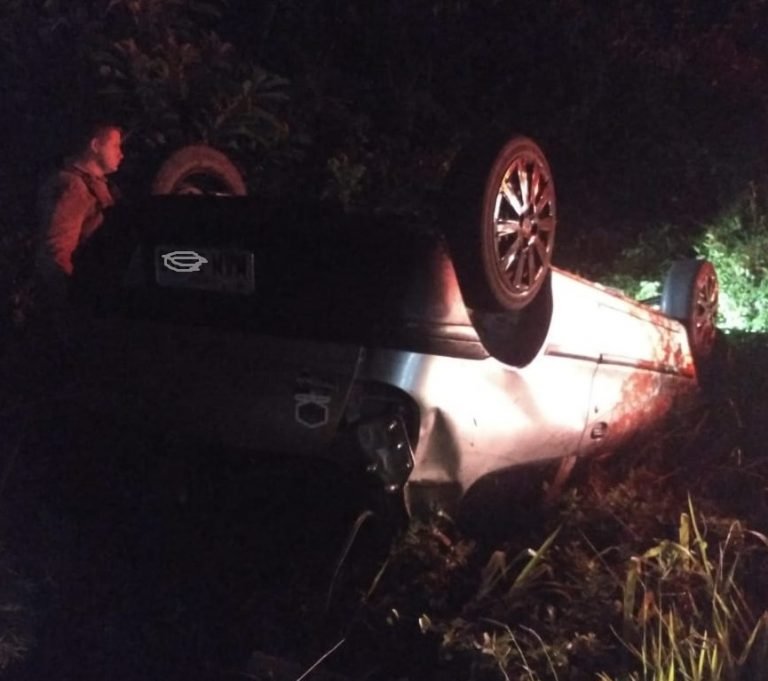 Homem é levado para hospital após capotamento em Orleans