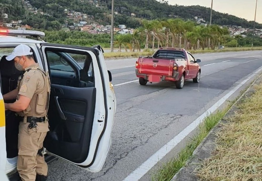 Carro é flagrado estacionado no meio da SC-401 em Florianópolis, com motorista dormindo no volante