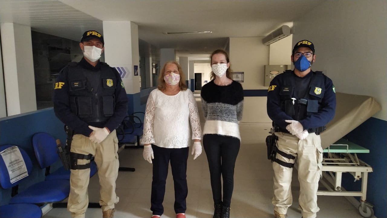 Em SC Mulher recebe ajuda da PRF e consegue chegar a tempo para transplante em hospital