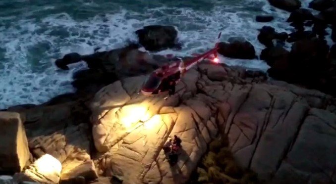 Home é resgatado pelos Bombeiros após cair no costão da praia de Itapirubá