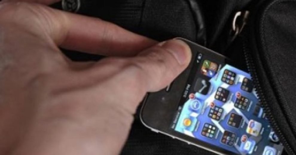 Jaguaruna Homens furtam celulares de loja enquanto fingem fazer compras