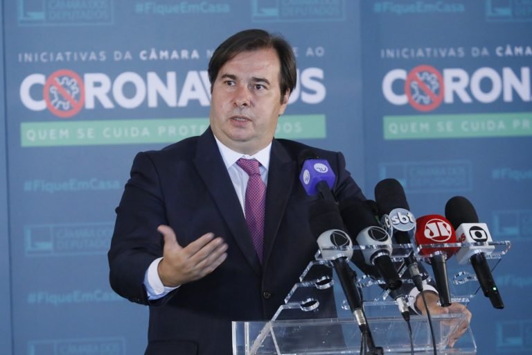 Maia defende a criação de uma renda mínima permanente após pandemia