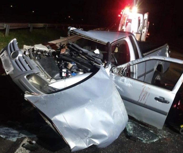 Mulher fica presa às ferragens em acidente na BR-101, em Imbituba