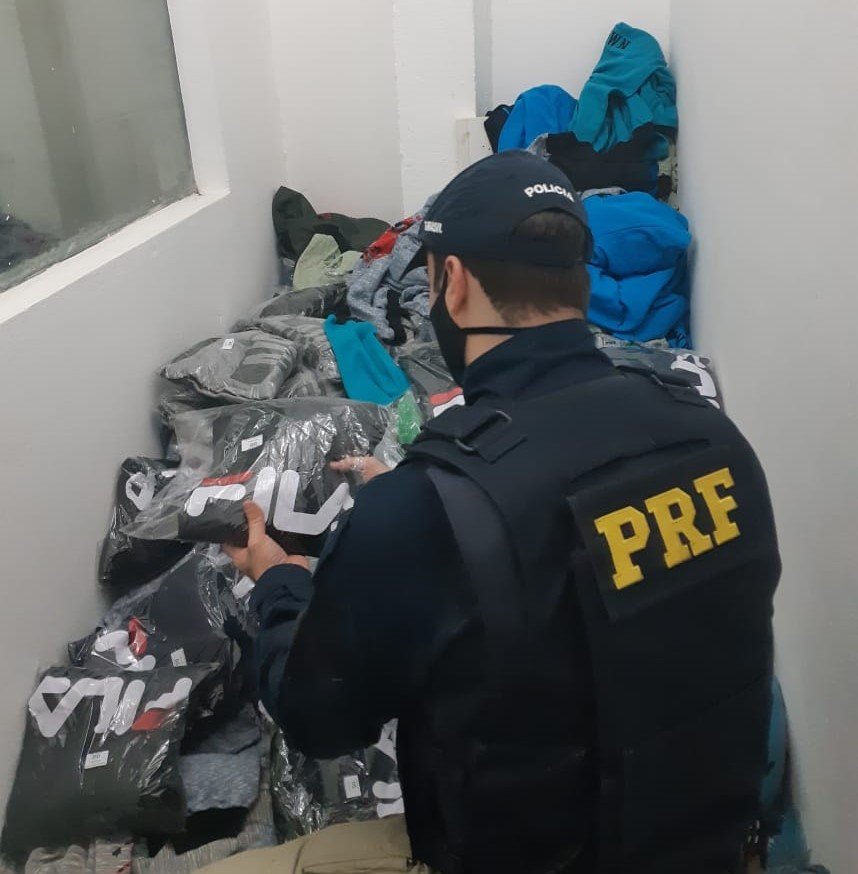 Casal é preso em Tubarão após ser flagrado com 525 peças de roupas falsificadas