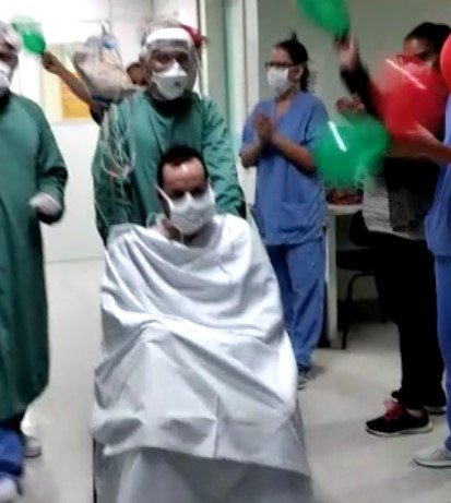 Covid-1 Jovem de 23 anos, de Tubarão, comemora vitória após receber alta da UTI