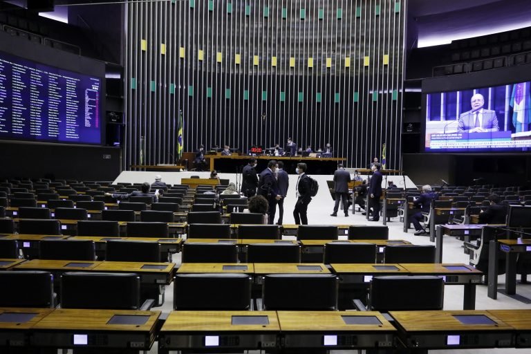 Deputados aprovam em 1º turno texto-base da PEC que adia as eleições municipais