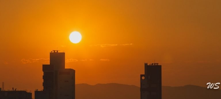 Semana começa com calor, chuva e ventos fortes em SC