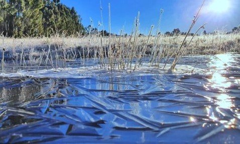 Lago amanhece congelado hoje (10) na serra catarinense