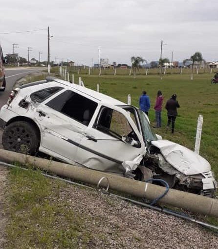 Motorista perde controle da direção e bate em poste, na SC 100, em Jaguaruna