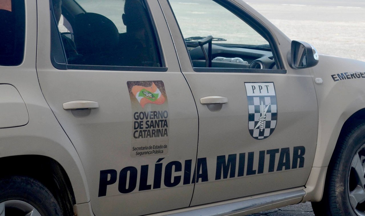 Mulher tenta fugir de flagrante e se engasga com pacote com 65 pedras de crack em Tubarão