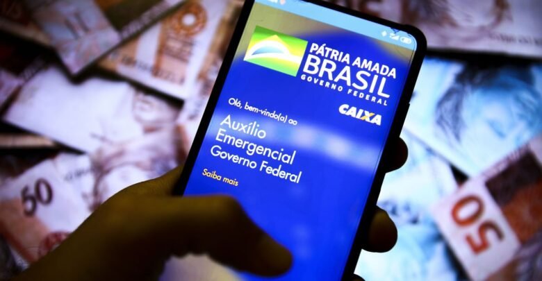 4,4 milhões de lares brasileiros sobreviveram, em julho, somente com a renda do auxílio emergencial