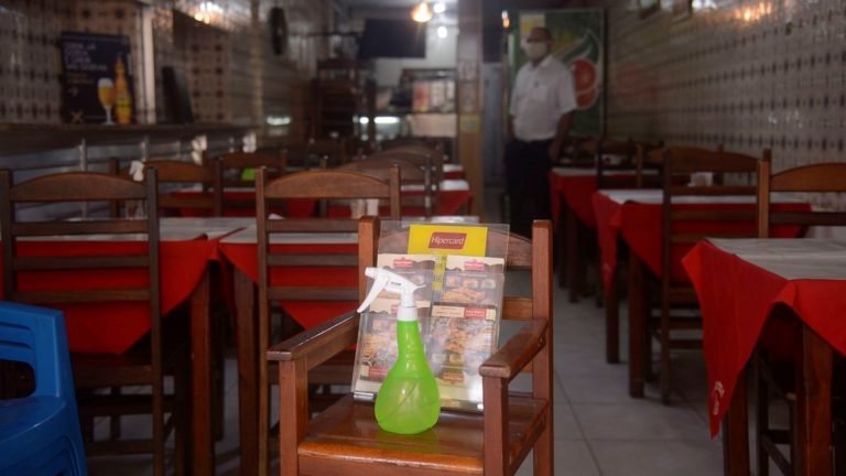 7% dos bares e restaurantes fecharam devido à pandemia, aponta pesquisa do Sebrae