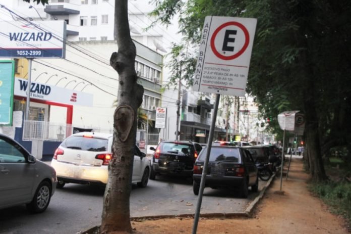 Área Azul volta a operar nesta segunda-feira e estacionamento pode ser pago nos totens Área Azul volta a operar nesta segunda-feira e estacionamento pode ser pago nos totens