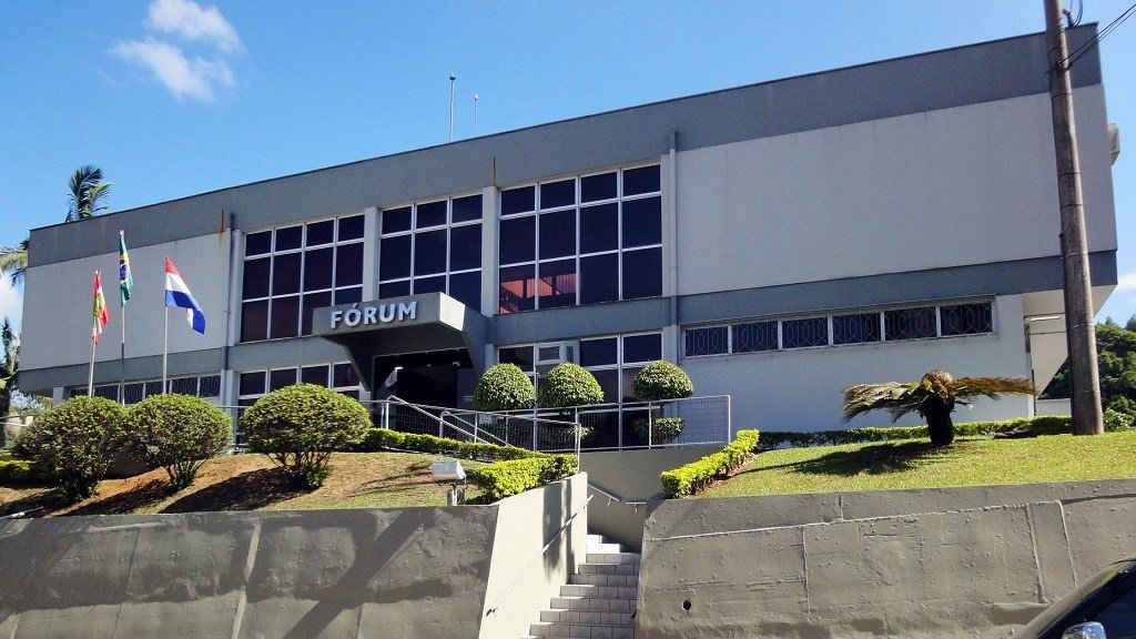 Casal acusado por homicídio praticado com espada artesanal em Orleans vai a júri popular