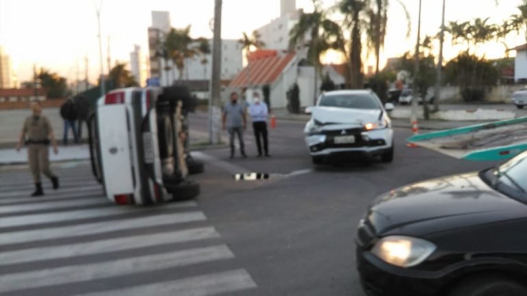 Colisão entre dois carros resulta em capotamento, na Vila Moema, em Tubarão