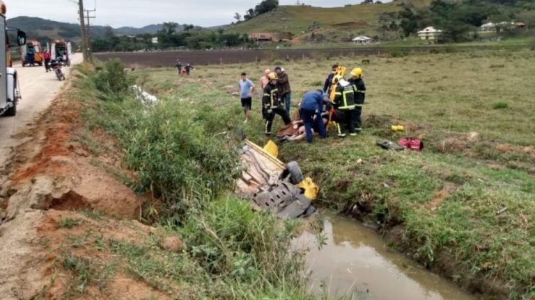 Duas pessoas ficam feridas em capotamento no bairro São Cristóvão, em Tubarão