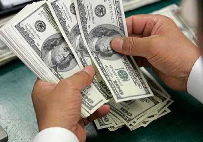 Dólar ultrapassa R$ 5,60 e fecha no maior valor em três meses