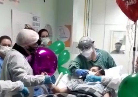 (Vídeo) Jovem de 18 anos deixa UTI hoje (18) após 30 dias internada pela Covid-19 em Tubarão