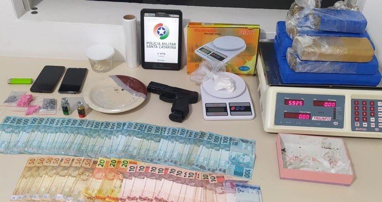 Ocorrência de perturbação de sossego hoje (18) em Tubarão, resulta em prisão e apreensão de drogas e dinheiro
